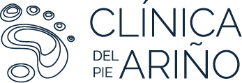 Logotipo vertical azul de Clínica del Pie Ariño
